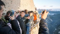 Ada banyak paket tur di China yang menjual wisata ke Huashan Trail. Untuk tiket masuk ke gunungnya sebesar 100 Yuan atau setara Rp 29 ribu (iStock)