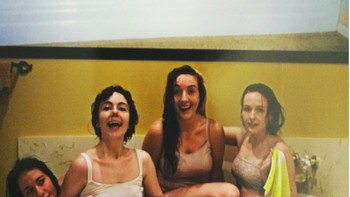 Mandi bareng di bathup. (Foto: Brightside)