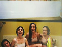 Foto Lucu Kala Mengulang Momen Masa Kecil