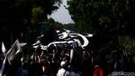 Penampakan Bendera Tauhid Raksasa di Depan Kemenko Polhukam