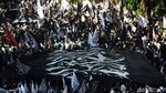Massa Ramai-ramai Kibarkan Bendera Tauhid di Medan Merdeka