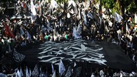 Pantauan di lokasi, massa bergerak ke Kemenko Polhukam di Jl Medan Merdeka Barat, Jakpus, sekitar pukul 13.00 WIB, Jumat (26/10/2018).