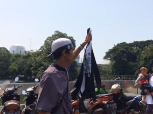 Penjual Atribut Panen Rezeki di Aksi Bela Tauhid