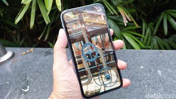 iPhone XR hadir dengan layar LCD  berukuran 6,1 inch. (Foto: detikINET/Adi Fida Rahman)