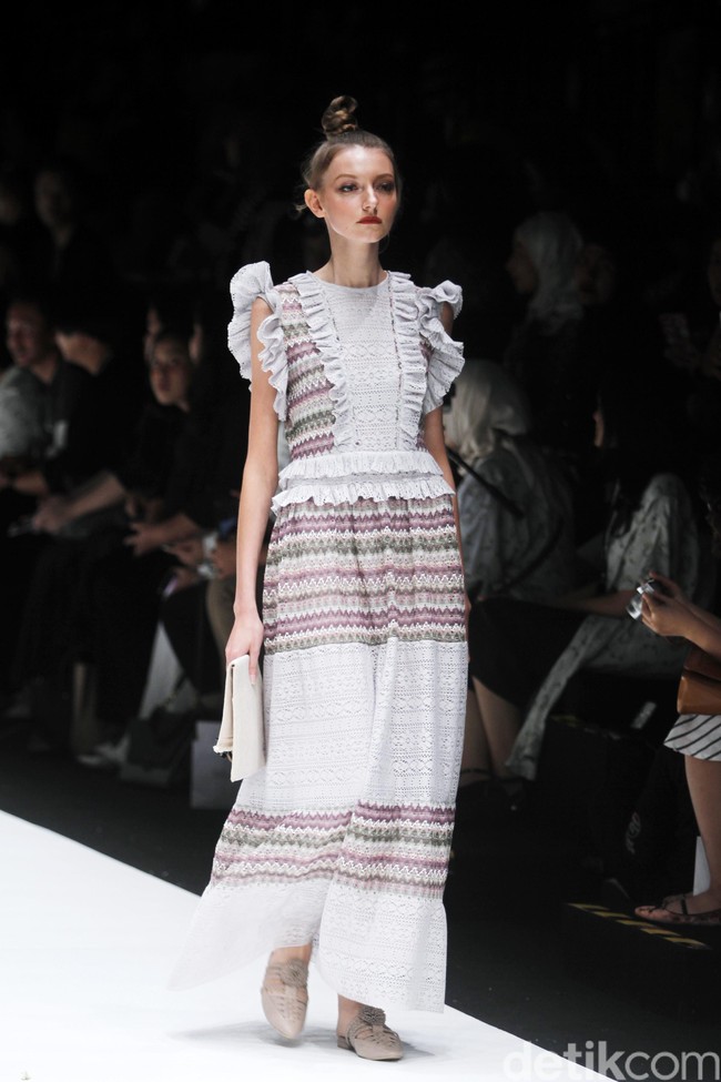 Fashion show rancangan busana terbaru Barli Asmara yang terinspirasi kota Paris yang romantis di Jakarta Fashion Week 2019, Senayan City, Jakarta. Foto: Mohammad Abduh/Wolipop