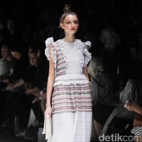 Fashion show rancangan busana terbaru Barli Asmara yang terinspirasi kota Paris yang romantis di Jakarta Fashion Week 2019, Senayan City, Jakarta. Foto: Mohammad Abduh/Wolipop