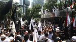 Massa Ramai-ramai Kibarkan Bendera Tauhid di Medan Merdeka