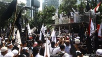 Massa menuntut aparat kepolisian mengusut tuntas kasus pembakaran bendera berkalimat tauhid di Garut, Jawa Barat.  (Foto: Grandyos Zafna)