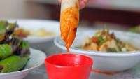 Bukan hanya terkenal dengan pempeknya, Palembang juga punya otak-otak yang tak kalah menggoda. Ini adalah tampilan otak-otak palembang yang baru saja dicocol saus sambal. Foto : instagram @makanlemakplg