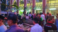 Massa berangsur-angsur bubar sekitar pukul 17.40 WIB, massa terlihat banyak yang melewati Jalan Kramat Lontar untuk bubar meninggalkan lokasi. (Sams-detik)