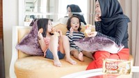 Ngemil sore bersama kedua anaknya sambil ngobrol. Ini tampaknya jadi rutinitas harian saat kumpul di rumah. Foto: instagram @dewi_melky