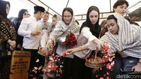 Arumi turut hadir di pemakaman sang ayah, Rudi Bachsin di TPU Kebon Nanas, Jakarta Timur pada Jumat (26/10). Pool/Palevi S/detikFoto.