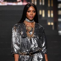 Pada 2001, Naomi Campbell dilaporkan pernah melemparkan ponsel ke asistennya. Sang asisten juga mengklaim bahwa supermodel asal Inggris itu pernah menarik tangannya dan melemparkan tubuhnya ke sofa. Ia juga pernah dinyatakan bersalah karena telah memukuli asistennya. (Foto: Getty Images)