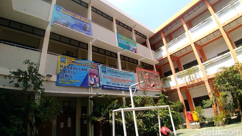 Oknum Guru di Surabaya Tampar dan Jejali Mulut Siswa dengan Sepatu Oknum Guru di Surabaya Tampar dan Jejali Mulut Siswa dengan Sepatu
