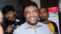Presiden KSPI memasuki Mapolda Metro Jaya sambil melempar senyuman.