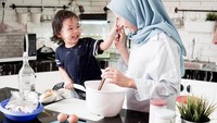 Selain ngemil bareng, Dewi juga sering mengajak si kecil masak nih. Wah seru banget, lagi masak apa ya? Foto: instagram @dewi_melky