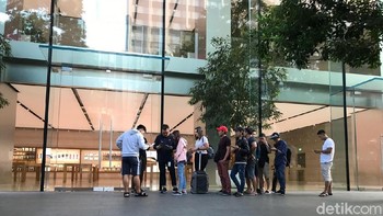 Cuma tampak belasan orang mengatre penjualan perdana iPhone XR pada hari ini. Foto: Adi Fida Rahman/detikinet