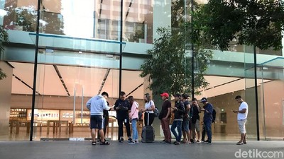 Penampakan Antrean iPhone XR yang Menyedihkan