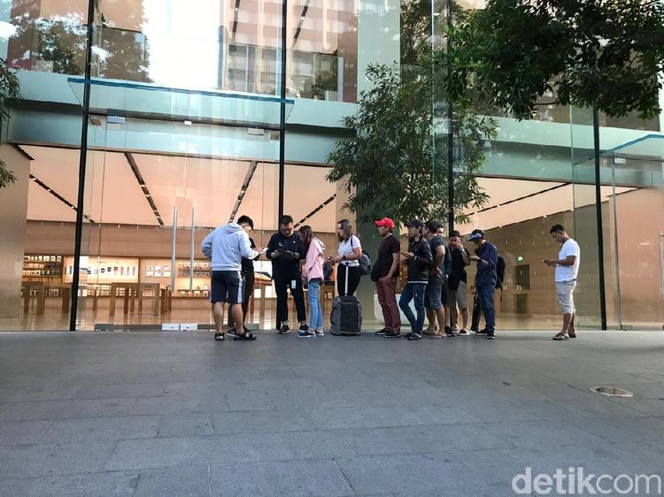 Penampakan Antrean iPhone XR yang Menyedihkan