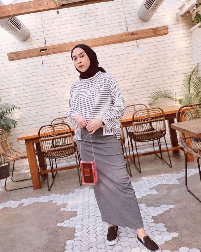 Banyak yang berpikir rok itu adalah simbol feminitas seseorang. Padahal tak semua orang yang memakai rok itu tampil feminin. Memakai rok tetap bisa tampil boyish dan bold. Foto: Instagram/strngrrr