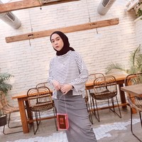 Banyak yang berpikir rok itu adalah simbol feminitas seseorang. Padahal tak semua orang yang memakai rok itu tampil feminin. Memakai rok tetap bisa tampil boyish dan bold. Foto: Instagram/strngrrr