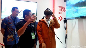 Selain membuka acara, Jokowi tampak berkeliling melihat beragam produk yang ditampilkan. Presiden RI itu pun tampak mencoba permainan virtual reality (VR) yang ditampilkan di salah satu booth di pameran IdeaFest 2018.