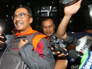 Penyuap Bupati Cirebon Malah Tersenyum saat Ditahan KPK