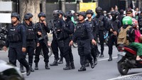 Polisi bersenjata sempat disiagakan di seberang PBNU.