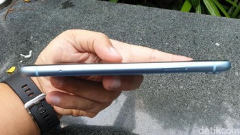 Tombol power diletakkan di sisi kanan. (Foto: detikINET/Adi Fida Rahman)