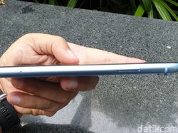 Unboxing iPhone XR Warna Biru yang Menggoda