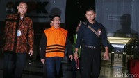 Sunjaya keluar dari gedung KPK, Jalan Kuningan Persada, Jakarta Selatan, pukul 00.10 WIB, Jumat (26/10/2018) dinihari. Dia pun resmi mengenakan rompi tahanan KPK berwarna oranye.