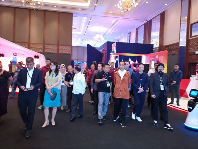 Dipakai Jokowi, kini jaket berwarna terracotta itu langsung habis terjual di situs Ame Raincoat. Kita sampai kewalahan. Sistemnya down, ujar Bimo menanggapi animo publik yang ingin membeli jaket ala Jokowi. Foto: dok. Singue Kilatmaka