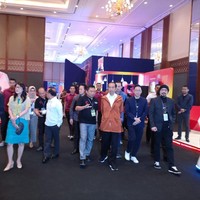 Dipakai Jokowi, kini jaket berwarna terracotta itu langsung habis terjual di situs Ame Raincoat. Kita sampai kewalahan. Sistemnya down, ujar Bimo menanggapi animo publik yang ingin membeli jaket ala Jokowi. Foto: dok. Singue Kilatmaka