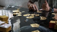 Biji emas yang sudah dibentuk lalu dipotong menjadi bagian yang lebih kecil kemudian para wanita memotongnya menjadi daun untuk dijual sebagai persembahan kepada Sang Buddha (Vivien Cumming/BBC Travel)