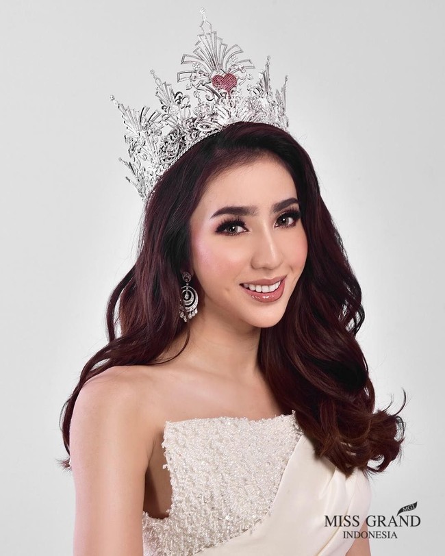 Nadia Purwoko terpilih sebagai  juara ketiga di malam grandfinal Miss Grand International 2018 yang digelar di Yangon, Myanmar, Rabu (25/10/2018) malam. Ia sukses melaju ke babak tiga besar bersama Miss Grand Paraguay Clara Sosa dan Miss Grand India Meenakshi Chaudhary. Foto: Instagram/Facebook