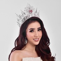 Nadia Purwoko terpilih sebagai  juara ketiga di malam grandfinal Miss Grand International 2018 yang digelar di Yangon, Myanmar, Rabu (25/10/2018) malam. Ia sukses melaju ke babak tiga besar bersama Miss Grand Paraguay Clara Sosa dan Miss Grand India Meenakshi Chaudhary. Foto: Instagram/Facebook