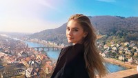 Dia juga menikmati destinasi wisata negaranya. Stefanie mengabadikan momennya saat berkunjung ke Kastil Heidelberg. (stefaniegiesinger/Instagram)