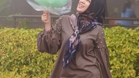 Ini nih senyum bahagia Shanty saat menemukan arum manis jumbo. Arum manis dari gula, Salam manis buat yang baca, tulisnya. Foto: Instagram shantydenny