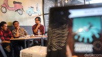 Sejumlah tokoh hadir dalam diskusi Problematika Pasal Penodaan Agama di Indonesia yang diselenggarakan di Jakarta, Jumat (26/10/2018). Sejumlah tokoh yang hadir diantaranya penulis buku dan juga peneliti Lembaga Independensi Peradilan (LeIP) Arsil (kiri),  peneliti Indonesian Legal Resources Center, Uli Parulian Sihombing (kedua kiri) dan peneliti Amnesty International Indonesia, Papang Hidayat (ketiga kiri).