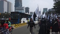  Massa Aksi Bela Tauhid mulai bergerak ke Kemenko Polhukam dari Patung Kuda, area Monas. (Yulida-detik)