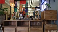 Perusahaan rintisan di bidang furnitur tersebut menawarkan konsep produk sederhana, modern dengan memanfaatkan material lokal, kayu-kayu khas asli Indonesia, serta menggandeng desainer dan pengrajin lokal.