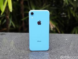 Unboxing iPhone XR Warna Biru yang Menggoda