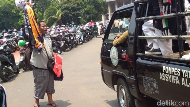 Pedagang atribut berkalimat tauhid di seputar Istiqlal