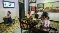 Para pelajar melihat koleksi Museum Sumpah Pemuda di Jl Kramat Raya, Jakarta, Jumat (26/10/2018).