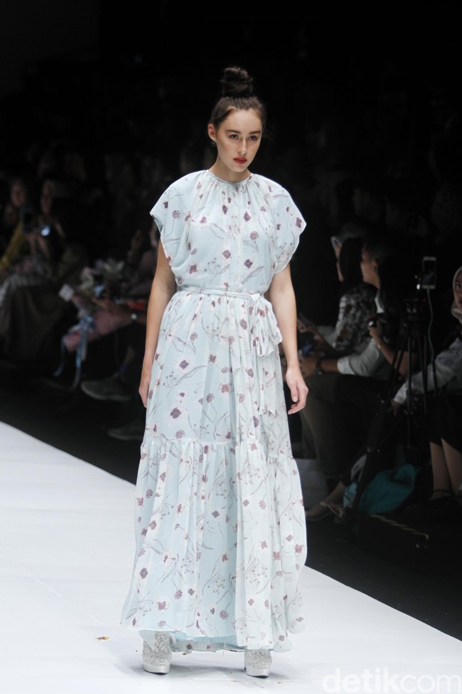 Fashion show rancangan busana terbaru Barli Asmara yang terinspirasi kota Paris yang romantis di Jakarta Fashion Week 2019, Senayan City, Jakarta. Foto: Mohammad Abduh/Wolipop