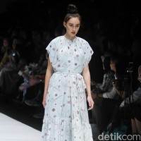 Fashion show rancangan busana terbaru Barli Asmara yang terinspirasi kota Paris yang romantis di Jakarta Fashion Week 2019, Senayan City, Jakarta. Foto: Mohammad Abduh/Wolipop