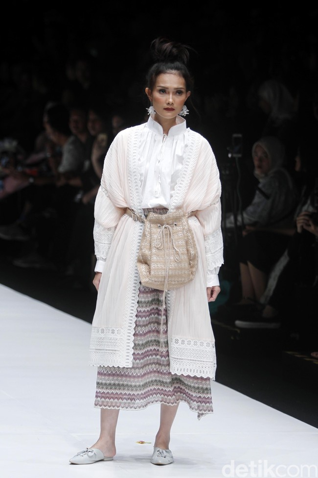 Fashion show rancangan busana terbaru Barli Asmara yang terinspirasi kota Paris yang romantis di Jakarta Fashion Week 2019, Senayan City, Jakarta. Foto: Mohammad Abduh/Wolipop