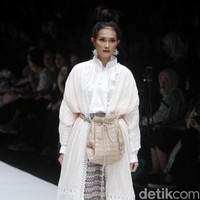Fashion show rancangan busana terbaru Barli Asmara yang terinspirasi kota Paris yang romantis di Jakarta Fashion Week 2019, Senayan City, Jakarta. Foto: Mohammad Abduh/Wolipop
