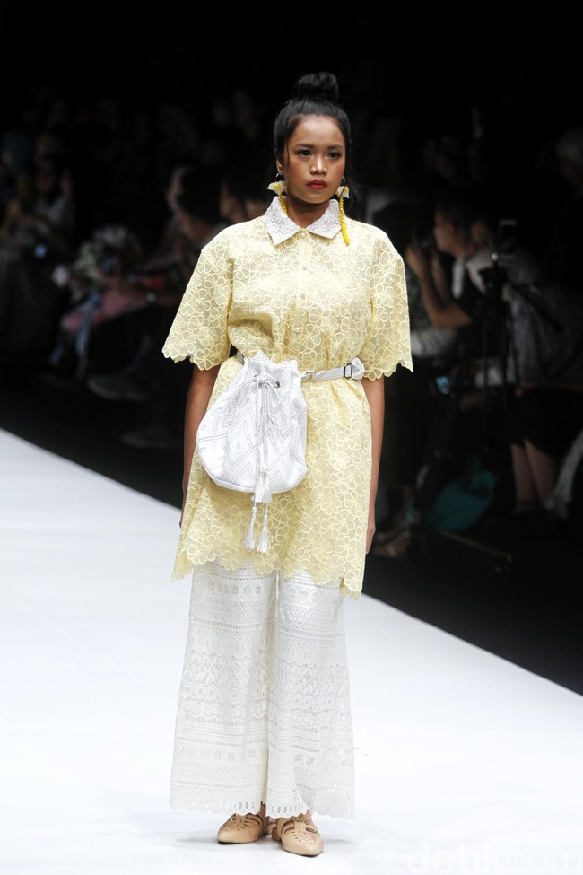 Fashion show rancangan busana terbaru Barli Asmara yang terinspirasi kota Paris yang romantis di Jakarta Fashion Week 2019, Senayan City, Jakarta. Foto: Mohammad Abduh/Wolipop