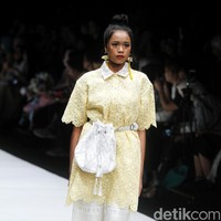 Fashion show rancangan busana terbaru Barli Asmara yang terinspirasi kota Paris yang romantis di Jakarta Fashion Week 2019, Senayan City, Jakarta. Foto: Mohammad Abduh/Wolipop